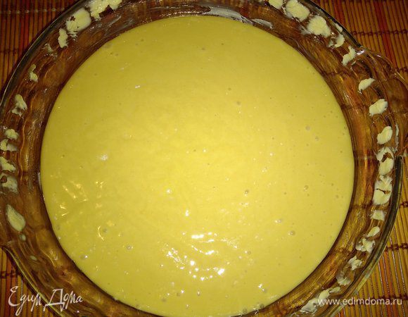 Взбить яйца, добавить сахар. Продолжая взбивать, добавить соль, ряженку, куркуму, соду, погашенную уксусом. Постепенно всыпать муку, перемешать. Вылить тесто в форму.