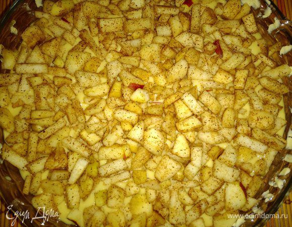 Сверху равномерно выложить яблоки.