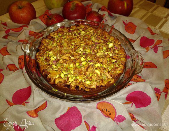 Орехи измельчить (у меня фисташки) и посыпать пирог. Подавать к чаю или кофе. Очень вкусно с молоком.