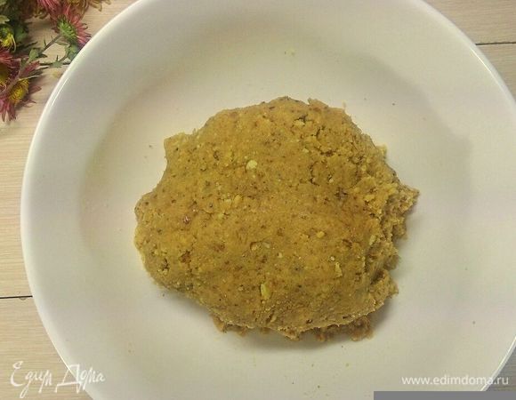 В получившуюся крошку я руками вмешиваю мягкое сливочное масло до образования вот такого колобка.