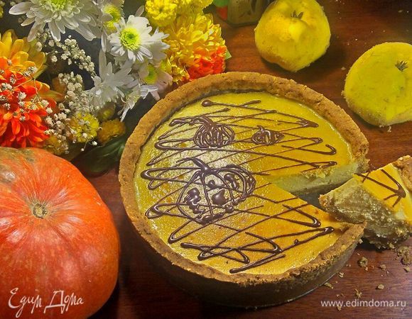 Вот, в принципе, и все, даем остыть ему при комнатной температуре, а потом поставить в холодильник на несколько часов, лучше на всю ночь. Это самое сложное — дождаться утра, чтобы попробовать кусочек.
Можно украсить на ваше усмотрение, я использую горький шоколад, он оттеняет сладость коржа и нежность начинки. Можно наливать чай и наслаждаться!
Приятного всем аппетита!