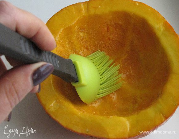 Смазать внутри растительным маслом.