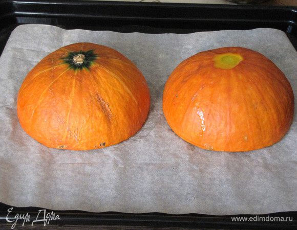Уложить на противень, застеленный пергаментом срезом вниз. Запекать 40 минут при 180°С. 