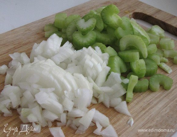 Пока тыква запекается, приготовим начинку. Очистить и нарезать лук и сельдерей.