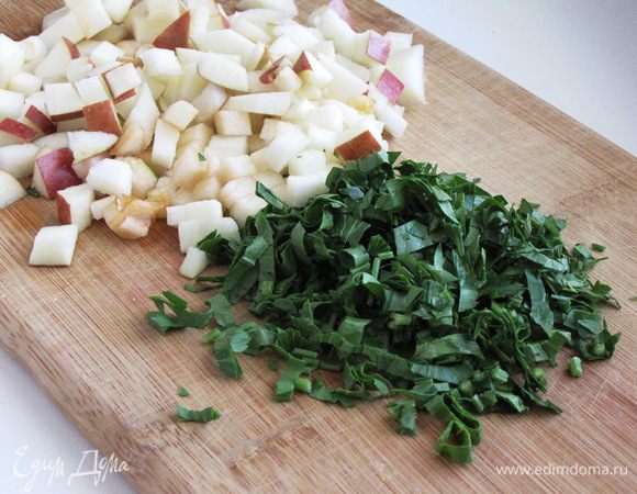 Яблоко нарезать маленькими кубиками, измельчить петрушку. Изюм промыть.