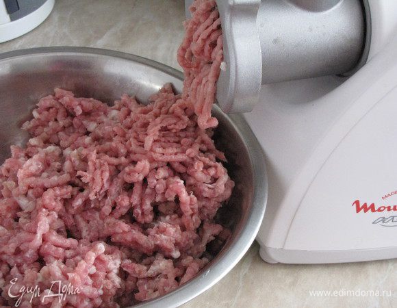 Приготовить фарш или взять готовый.