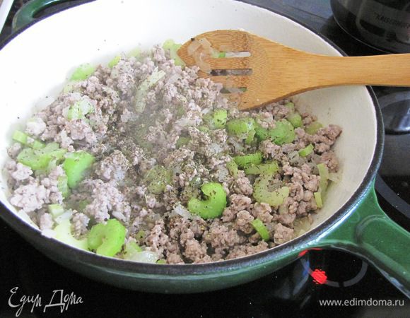 Посолить, поперчить, всыпать сушеные травы и перемешать.