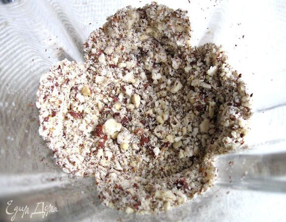 Если у вас нет в формочках льда в морозильной камере, приготовьте лед. Он будет необходим при взбивании сливок. Фундук (190 грамм) поместить в блендер, размолоть (недолго).