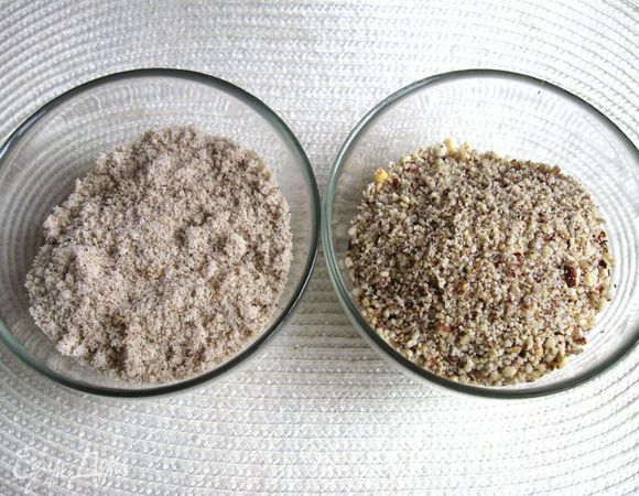 Пропустить орехи через сито. Вам понадобиться для коржей 50 грамм молотого в пудру фундука. В сите останется более крупная крошка (100 грамм отделите для коржей, 40 грамм для обсыпки бортов готового торта поместите в отдельную миску).