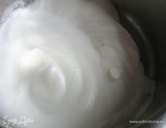 Охлажденные белки взбить сначала на 3 скорости несколько минут до устойчивой пены.