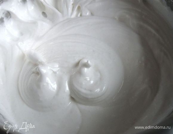 Потом на высокой скорости до устойчивых пиков, добавляя при этом  по чуть-чуть сахара.