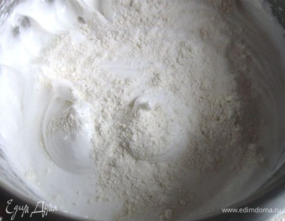 Добавить муку лопаточкой.