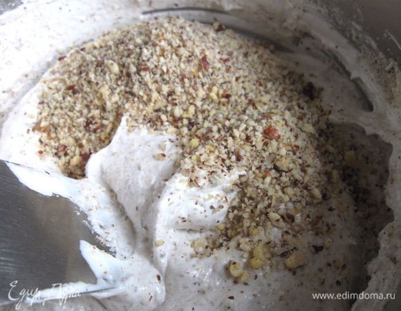 Аккуратно и бережно перемешать лопаточкой (недолго).