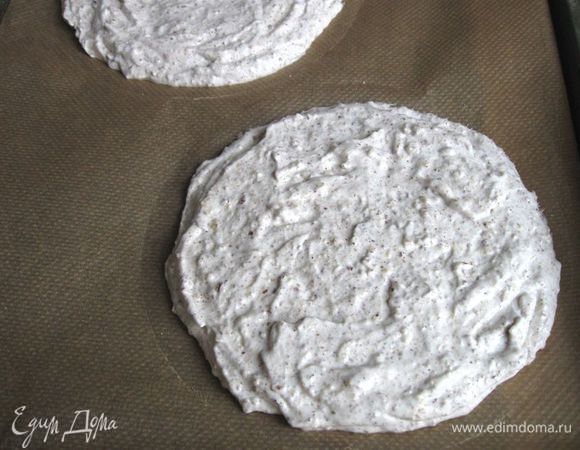 Противень застелить бумагой для выпечки. На бумаге обозначить 2 круга диаметром 19 сантиметров (я использую для этого донышко формы для выпечки нужного диаметра, кладу его на бумагу, ручкой чайной ложки немного продавливаю контур на бумаге). Распределить в пределах кругов поровну массу.
Духовку разогреть до 180°С с конвекцией, до 200°С без конвекции. Выпекать 15 минут на средней полке духовки. Выключить духовку, переставить противень на нижний уровень, оставить охлаждаться в духовке.