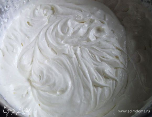 Работаем со сливками. Предварительно за 10 минут до взбивания убрать насадки для миксера в морозильную камеру. Сливки поместить в морозильную камеру на 5 минут. Идеальной температурой во время взбивания сливок считается 2°С, но не выше 7°С. В домашних условиях взбивать сливки надо в нежарком помещении, поэтому кухню после выпечки коржей следует проветрить. Миску со сливками поместить в кастрюлю с ледяной водой и кусочками льда (зимой это может быть снег). К сливкам добавить мелкий сахар и пакетик ванилина. Ваниль считается обязательной добавкой к подобному крему для обогащения вкуса (если он не стабилизирован). Если стабилизирован, то можно добавлять и ликеры, виски, сиропы, настойки, какао и т.д. Взбить миксером до устойчивого состояния.