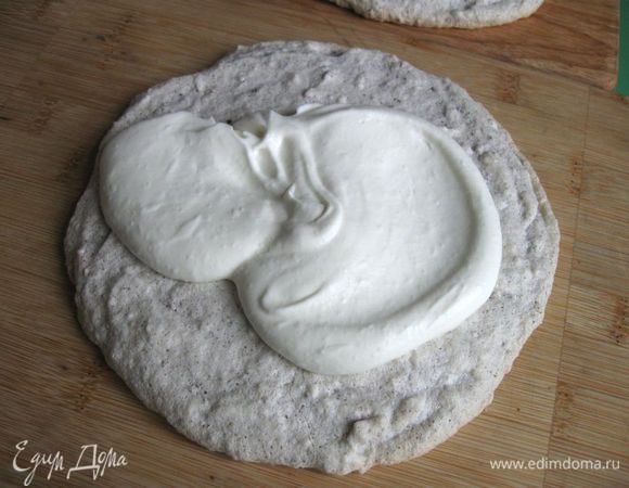 Важно: подобный крем наносят перед самой подачей или его стабилизируют дополнительно во время взбивания, это относится и к сливкам «для взбивания». Начинаем наносить крем между коржами.