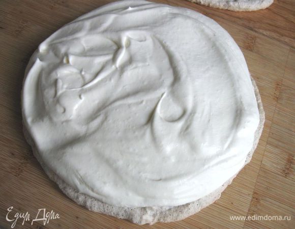 Корж покрыт кремом. 