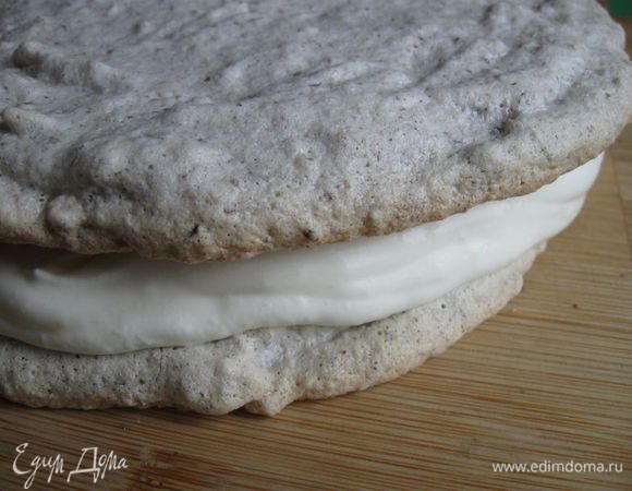 Закрываем его другим коржом.