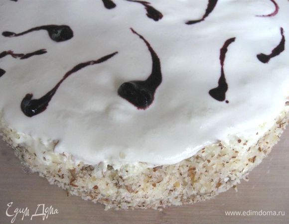 Покрываем верх и  борта кремом. Борта  покрываем ореховой крошкой. Украшаем сверху по своему усмотрению. Можно нанести соус. Можно украсить просто взбитыми сливками. 