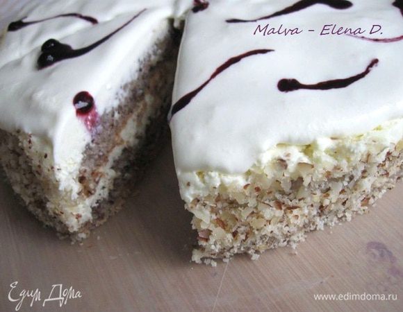 Соус. Кукурузный крахмал развести в соке, который образуется после разморозки ягод.  В сотейник положить ягоды, сахар, ванильный сахар, сок лимона, содержимое 0,5 стручка ванили — соскрести мякоть стручка и семена, добавить разведенный крахмал. Поставить сотейник на огонь, немного проварить, помешивая, 1 минута после закипания. Охладить. Подать к торту.
Хорошего дня и приятного аппетита!