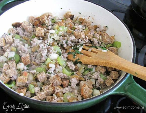 Добавить в сковороду яблоко, хлеб, изюм и петрушку. Влить немного куриного бульона, пока начинка не станет слегка влажной. Мне куриный бульон не понадобился.