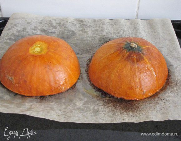 Пока готовили начинку, тыква запеклась. Почему то моя тыква запеклась быстрее, хотя размер ее больше, чем указано в рецепте.