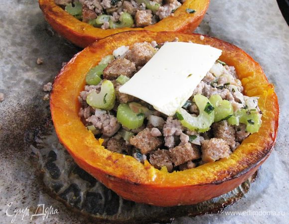 Половинки тыквы перевернуть, ложкой отделить немного мякоти и выложить начинку. сверху положить кусочек сливочного масла.  Запекать еще минут 30, пока тыква не станет мягкой. Моя тыква была готова через 15 минут.