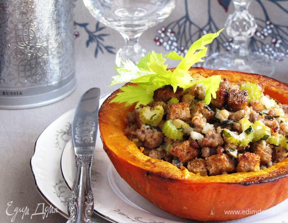 Готовые половинки тыквы выложить на тарелки и подавать.Каждую половинку можно разрезать еще на две части. Очень вкусно! Приятного аппетита!