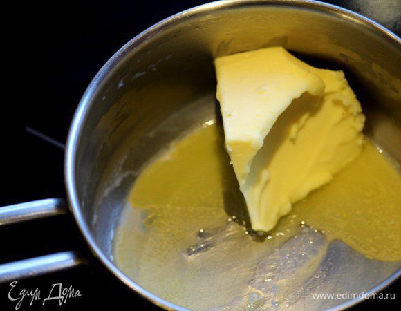 Для приготовления соуса необходимо растопить 40 г сливочного  масла. 