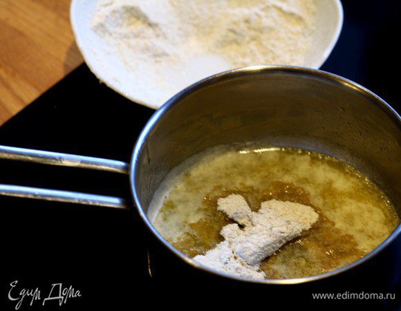 Добавим муку и размешаем до тех пор, пока мука приобретет золотистый оттенок.