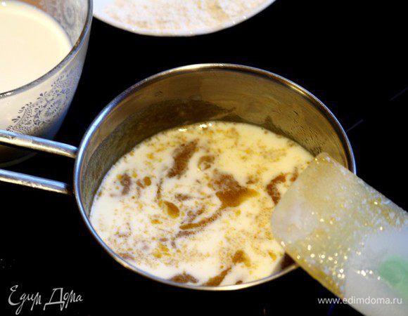 Теперь вливаем теплое молоко, хорошо перемешиваем. На этом этапе можно посолить и поперчить соус. Варим минут 10, постоянно помешивая.