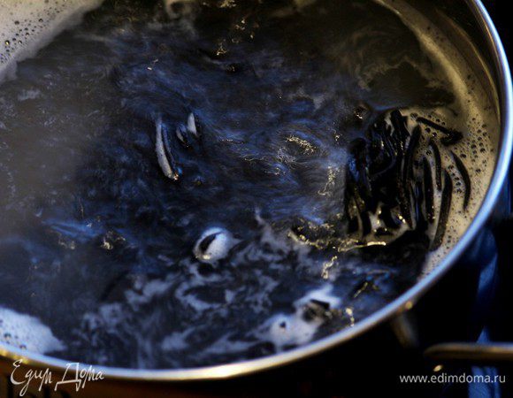 Отвариваем пасту согласно инструкции.