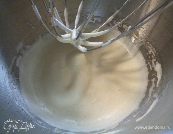 Взбить яйца.