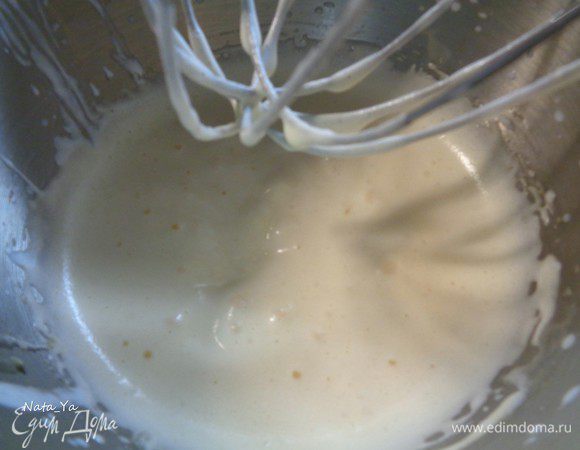 Добавить к яйцам йогурт и оливковое масло.