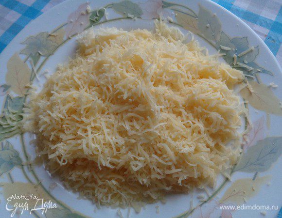 Потереть на мелкой терке сыр.