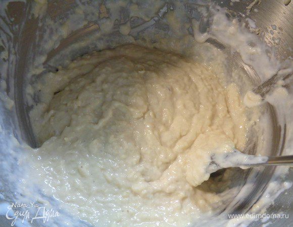 Добавить натертый на мелкой терке сыр. Если тесто густоватое, то добавьте немного йогурта до получения нужной консистенции.