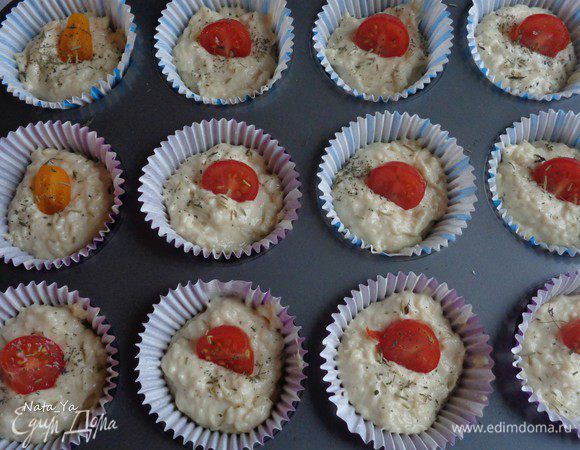 Украсить половинками черри, присыпать приправами.
