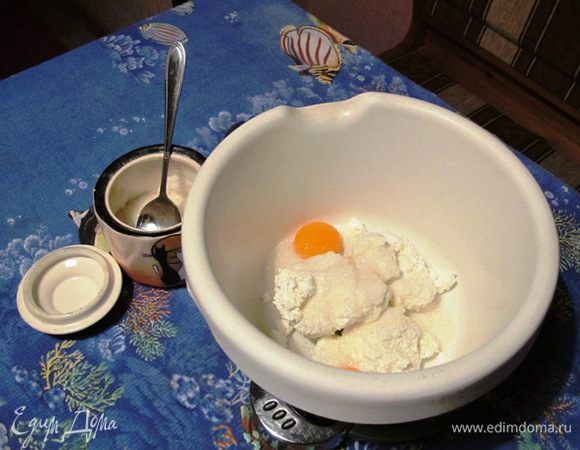 Секрет любой нежной запеканки — это творог без комочков. Поэтому творог либо пробиваем блендером, либо протираем через сито. Я обычно пробиваю творог вместе с яйцами и сахарным песком. Вермишель нам тоже понадобится не обычная, а так называемая «паутинка». Протертый творог смешиваем с яйцами, сахаром, добавляем молоко. Если творог у вас слишком влажный, немного уменьшите количество молока. В конце всыпаем горстку «паутинки», вяленую вишню или изюм, по желанию.