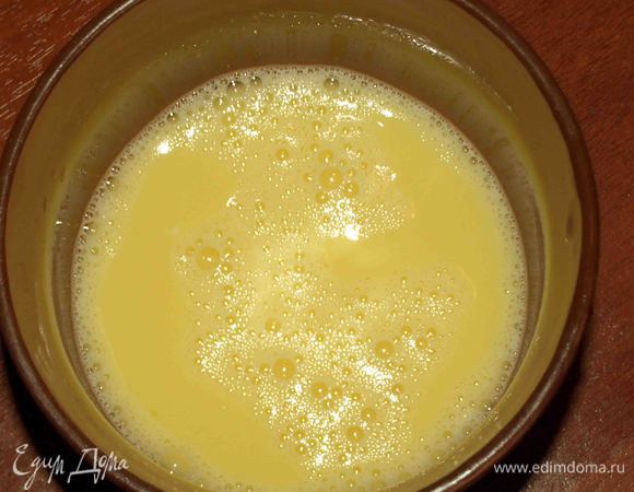 Нам надо одно яйцо и один желток. Яйца взбиваем.