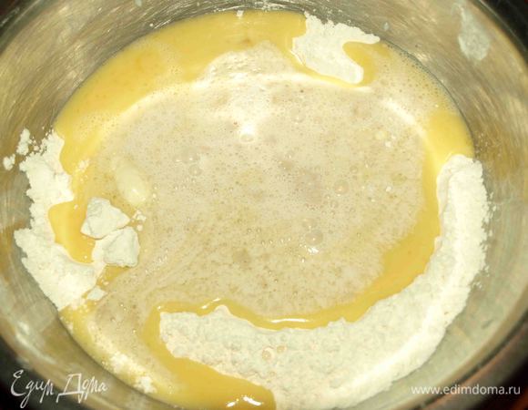 Муку просеиваем. Добавляем в муку взбитые яйца, разведенный в молоке сахар, разведенные в молоке дрожжи, соль.