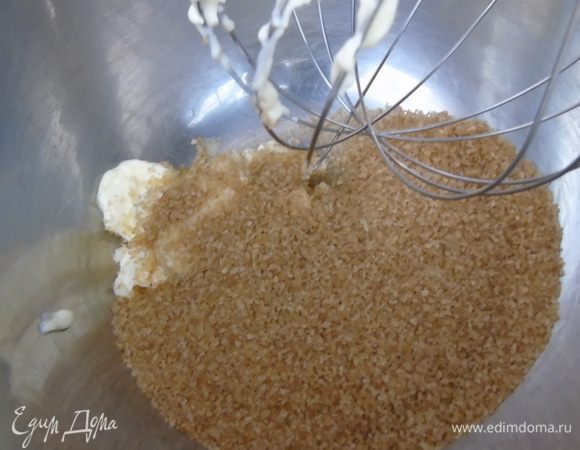 Мягкое сливочное масло взбейте с сахаром.