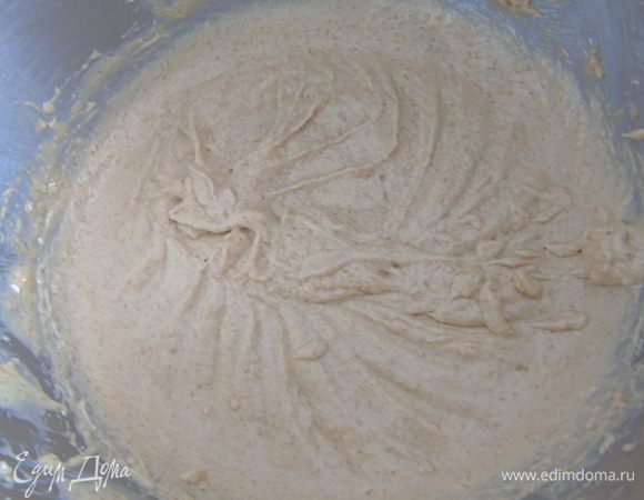 Продолжая взбивать, добавьте яйца и кунжутное масло.