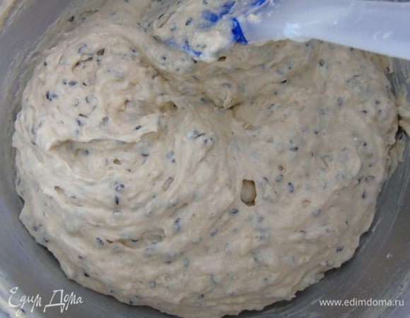 Перемешайте, но только до смешивания, не переусердствуйте.