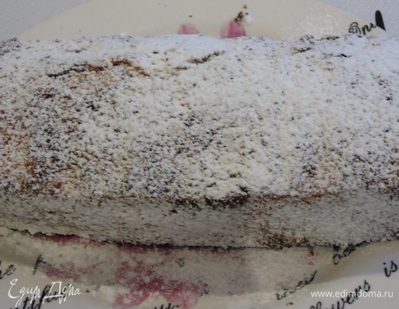 Выпекаем в разогретой до 180°С 35 — 40 минут, остужаем на решетке и при желании присыпаем сахарной пудрой.