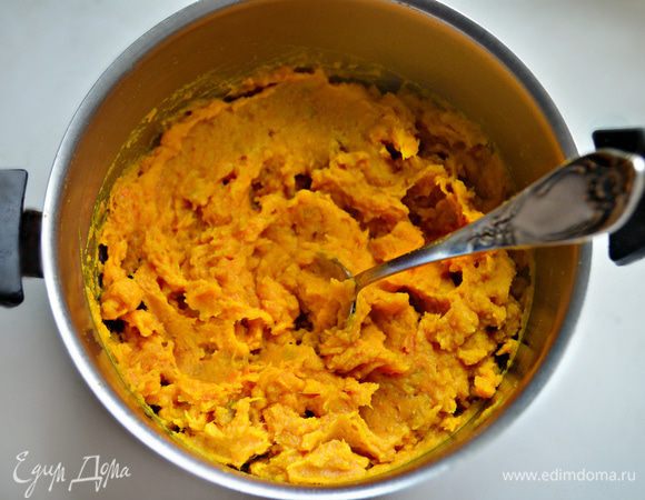 Приготовленную тыкву слегка охладить и далее взбить блендером до пюреобразного состояния.