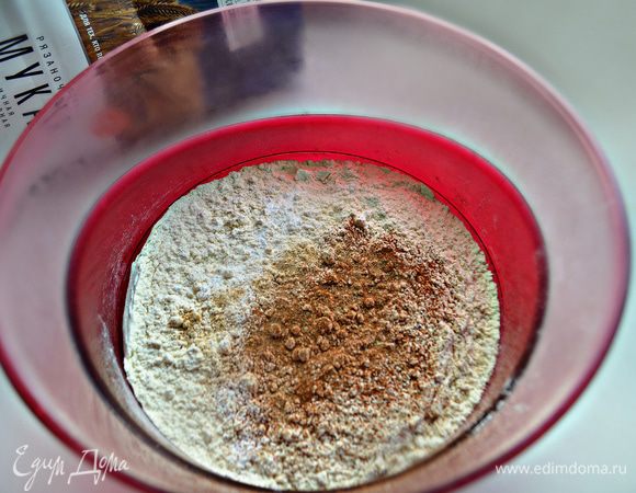 В миске смешать сухие ингредиенты: муку, соль, разрыхлитель, корицу, имбирь и кардамон.