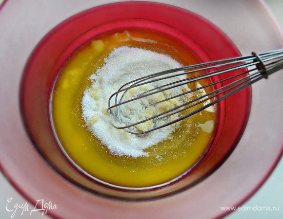 В отдельной миске смешать сливочное масло (комнатной температуры) с сахаром. Взбить с помощью венчика до пышной массы.