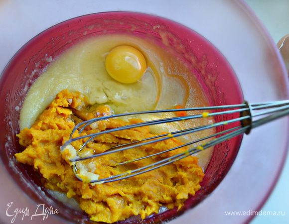 Затем добавить яйцо, ванильный сахар и ещё немного взбить. Добавить тыквенное пюре и все хорошо перемешать. 