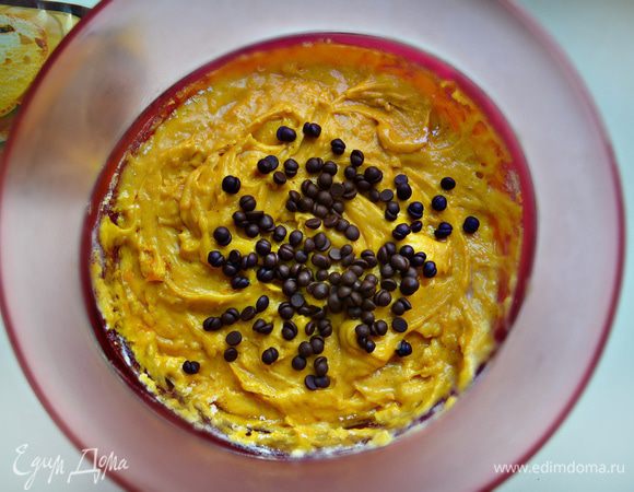 Постепенно добавляя сухую смесь к масляной, перемешайте до однородной массы. В конце добавить шоколадные капли  (можно заменить измельчённым шоколадом) и перемешать.