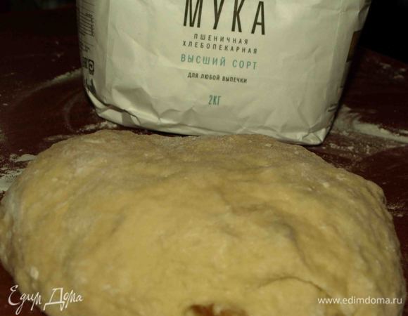 Замешиваем тесто на присыпанной мукой поверхности.  При необходимости добавить муки.